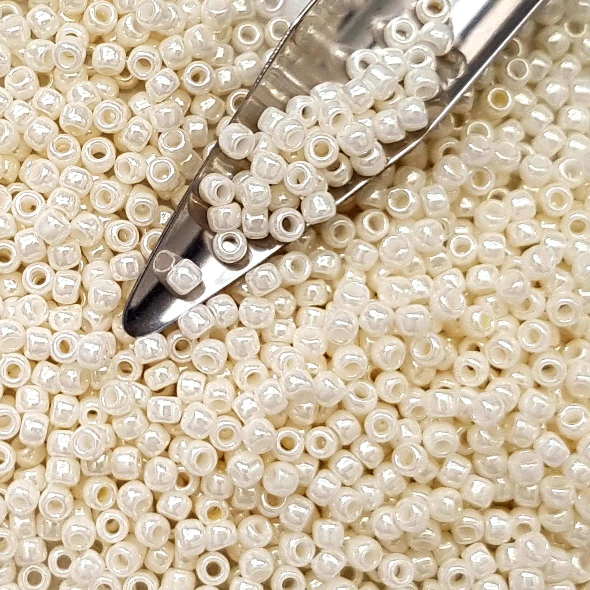 8/0 TR-122 White Navajo Lustre Opaque 10g/30g Round Toho Seed Beads - Beading Supply