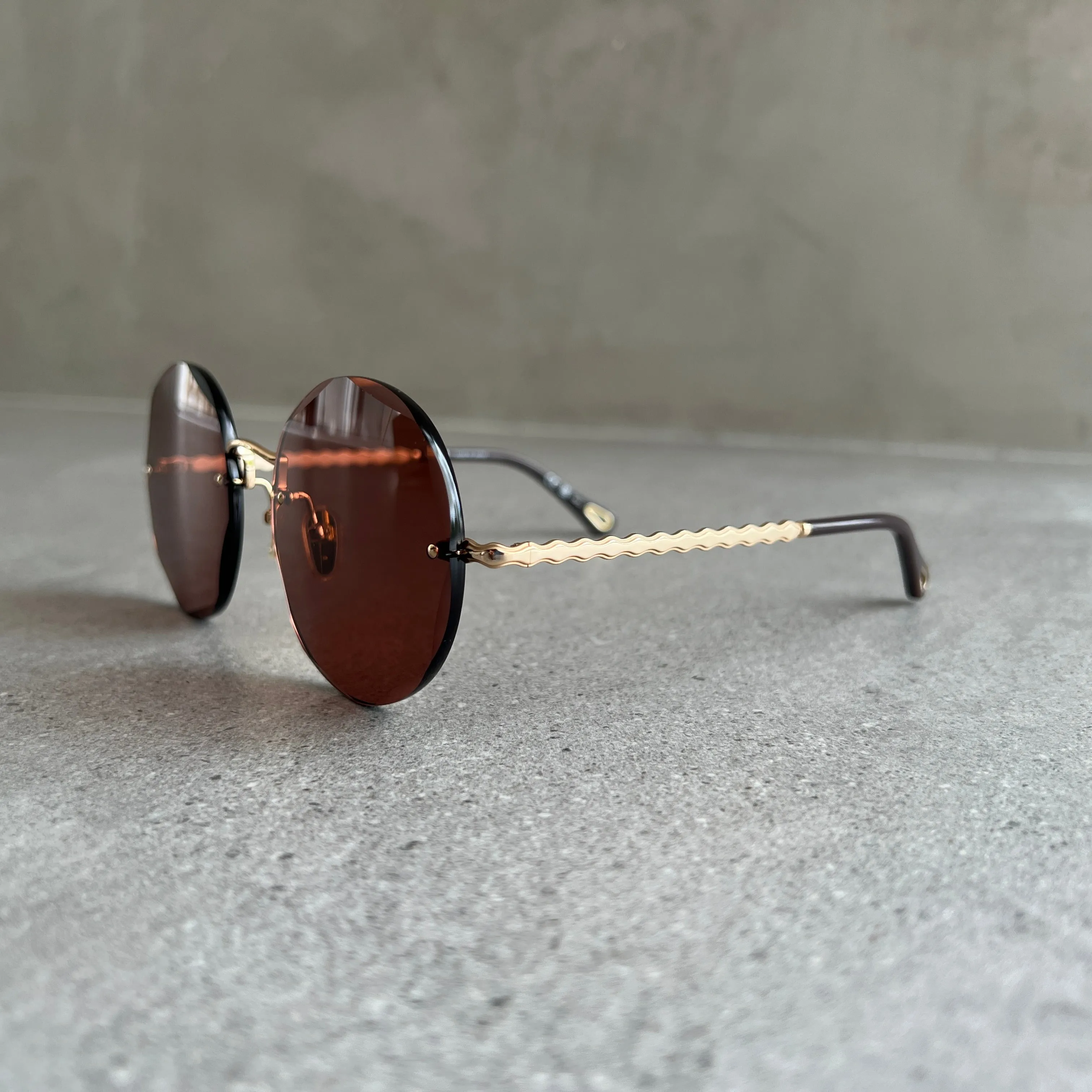 Chloe Sun CH0254S Scallop Rimless, Gold/Red