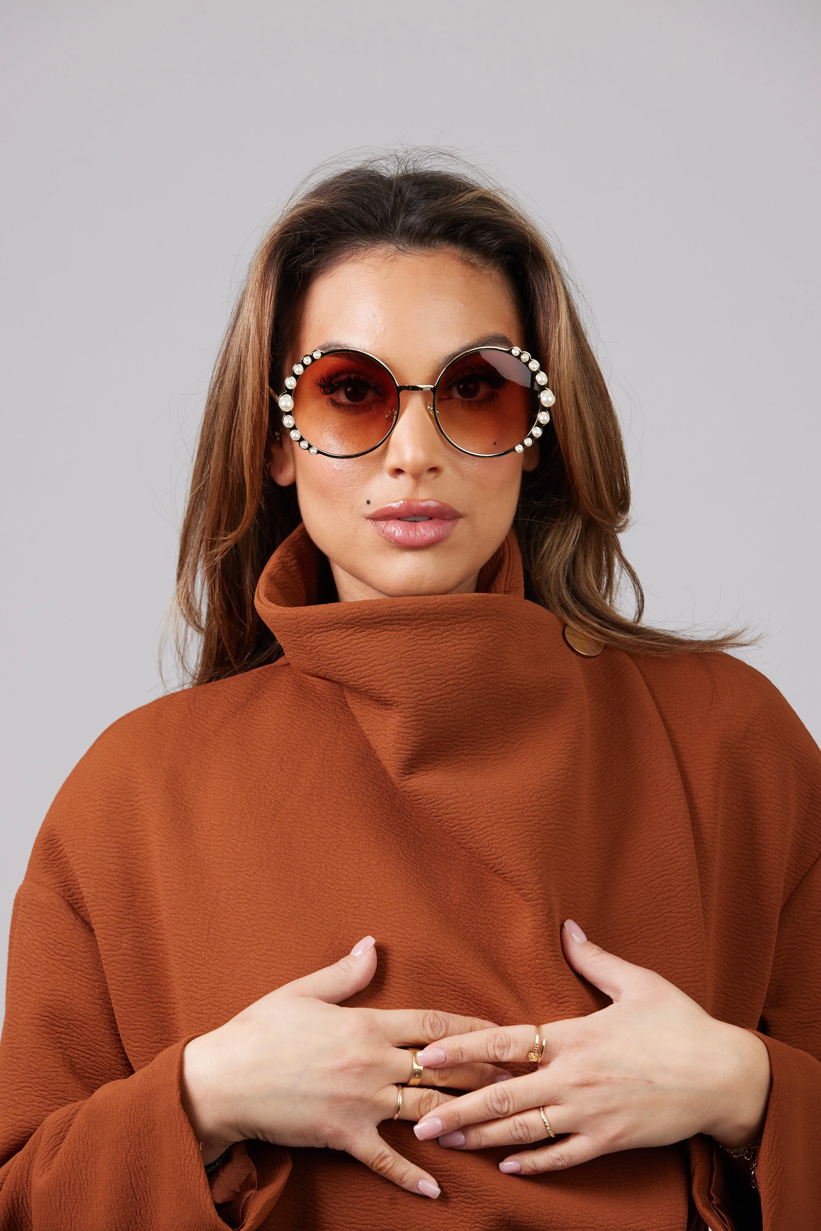 LAMIS ROUND WITH SIDE PEARLS SHADES BROWN