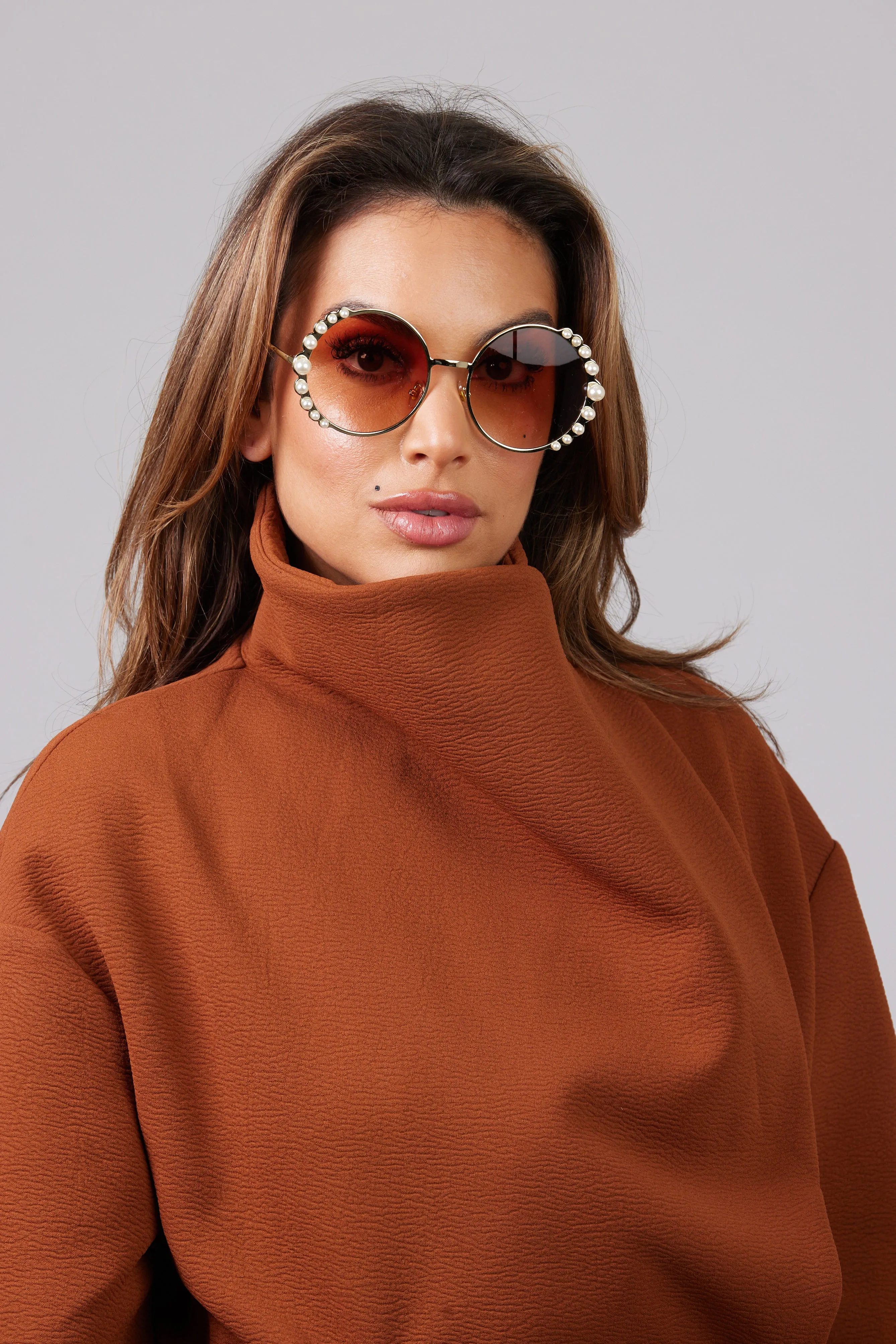 LAMIS ROUND WITH SIDE PEARLS SHADES BROWN